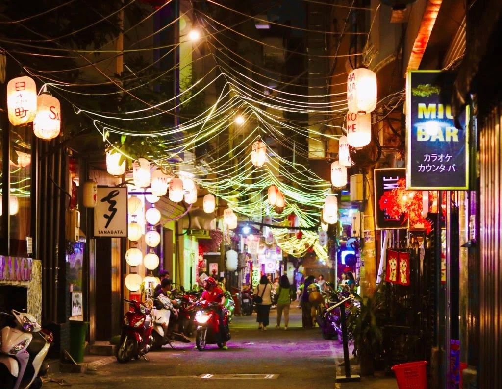 Những tên đường lạ và những món ăn quen