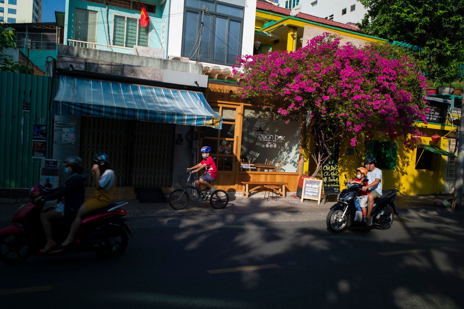Du lịch gần nhà