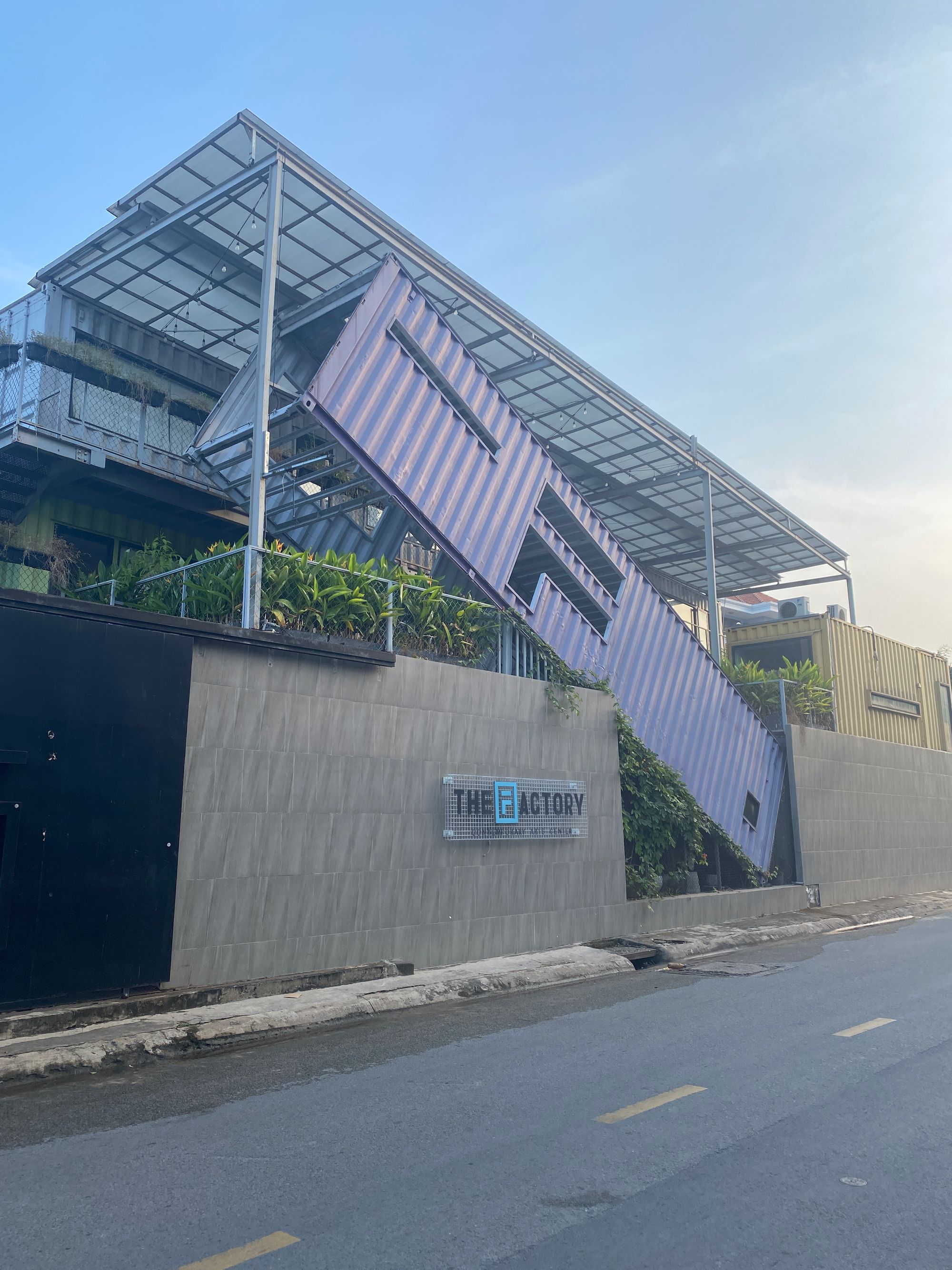 Nơi mọi thứ đều lạ