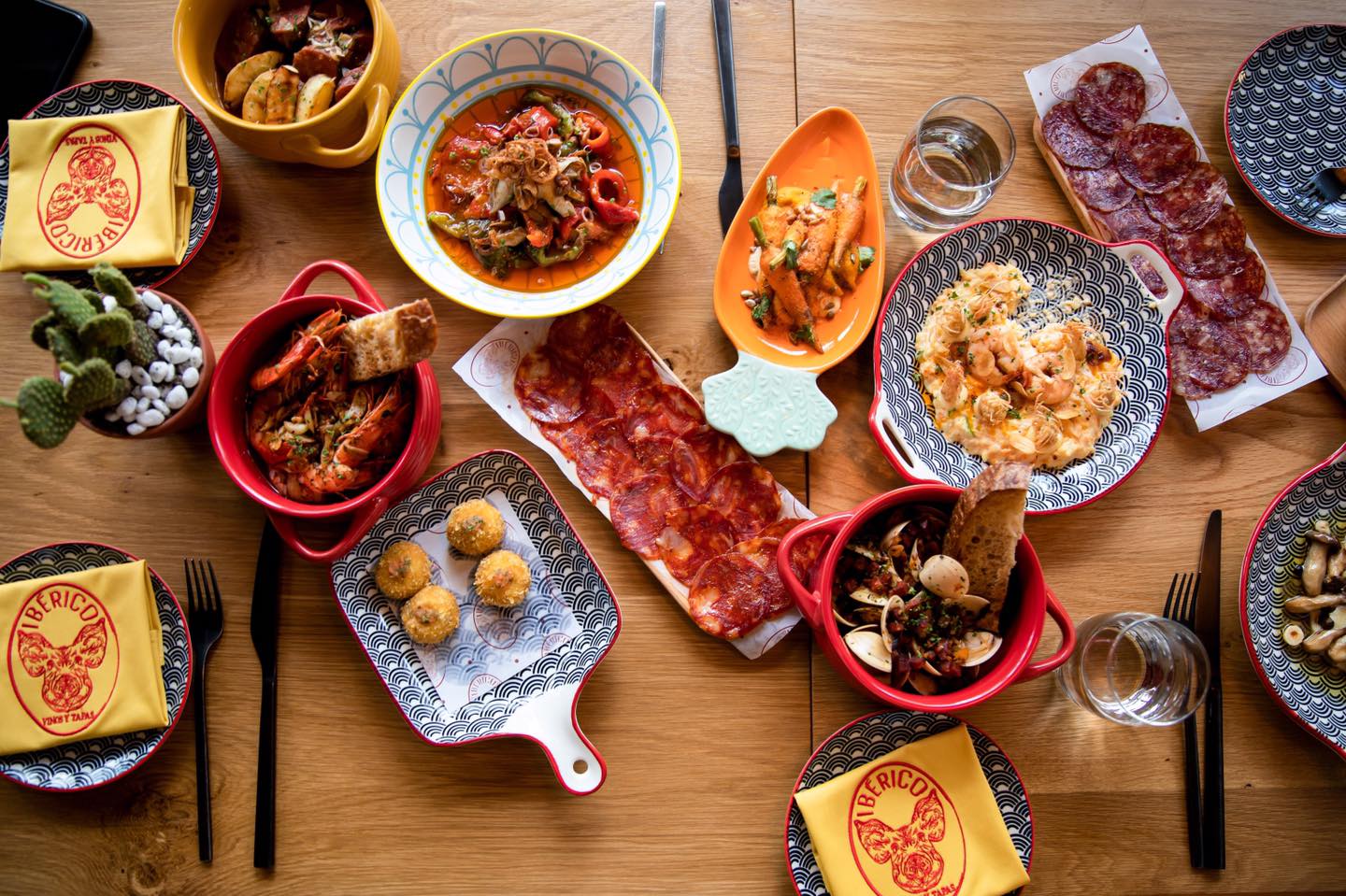 Đêm bên bờ Địa Trung Hải