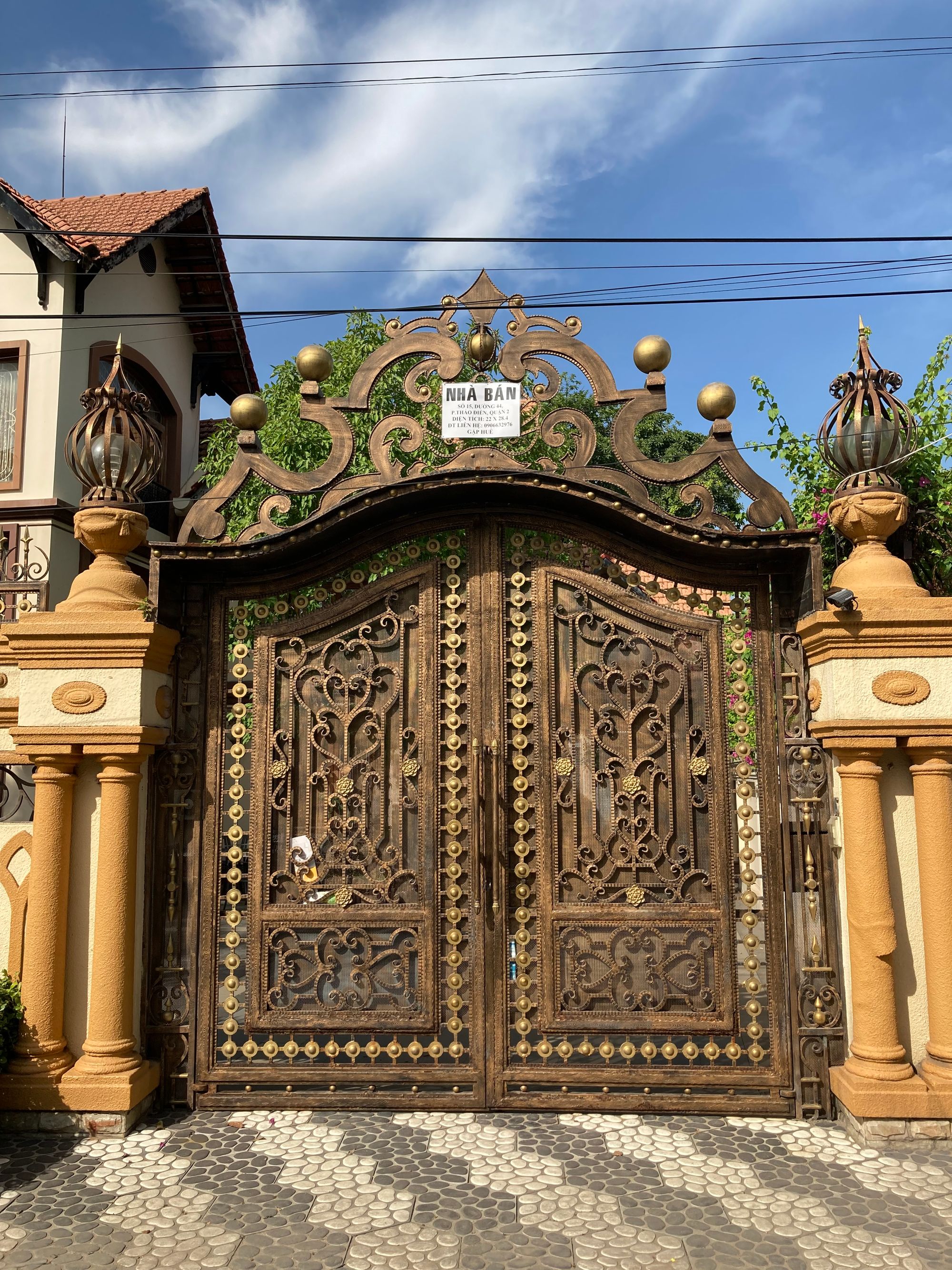 Những cánh cổng biết nói
