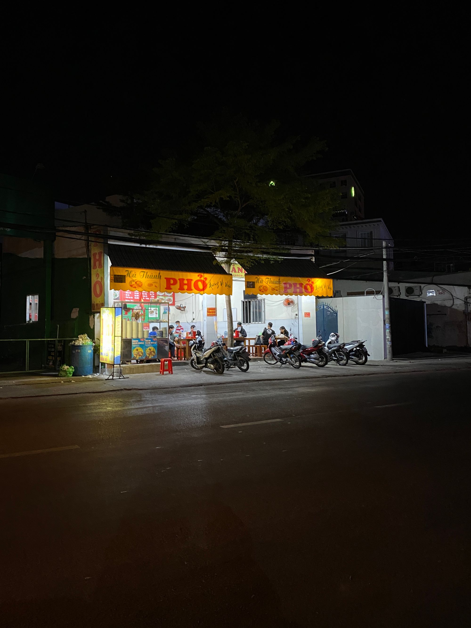 Đi ăn khuya