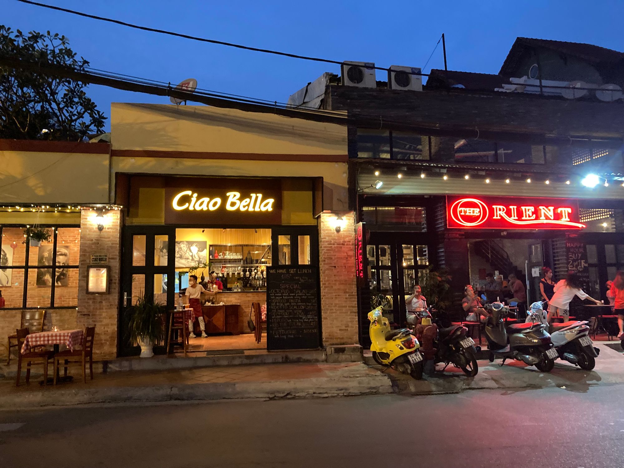 Đêm bên bờ Địa Trung Hải