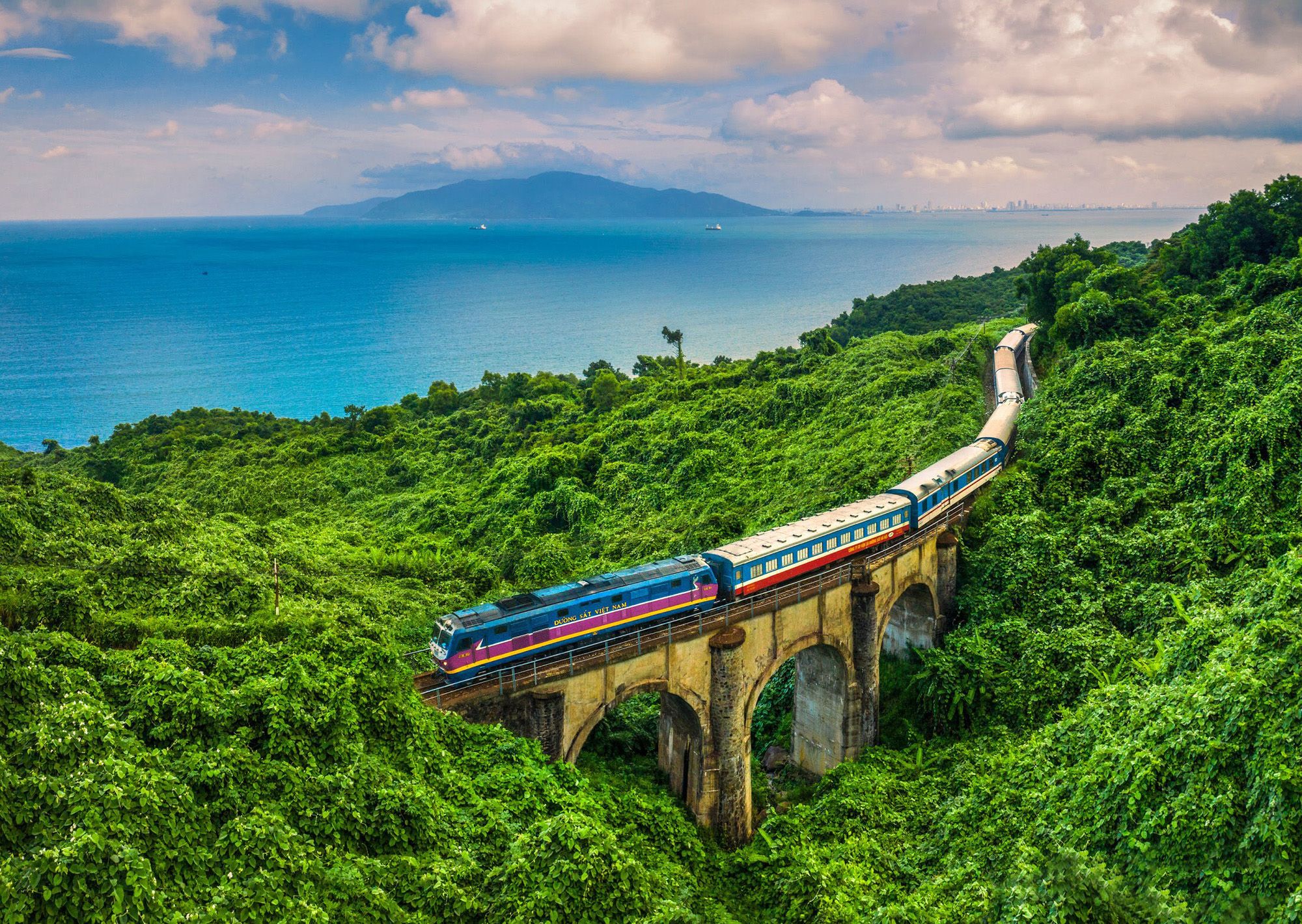 Chuyến tàu Việt Nam huyền thoại