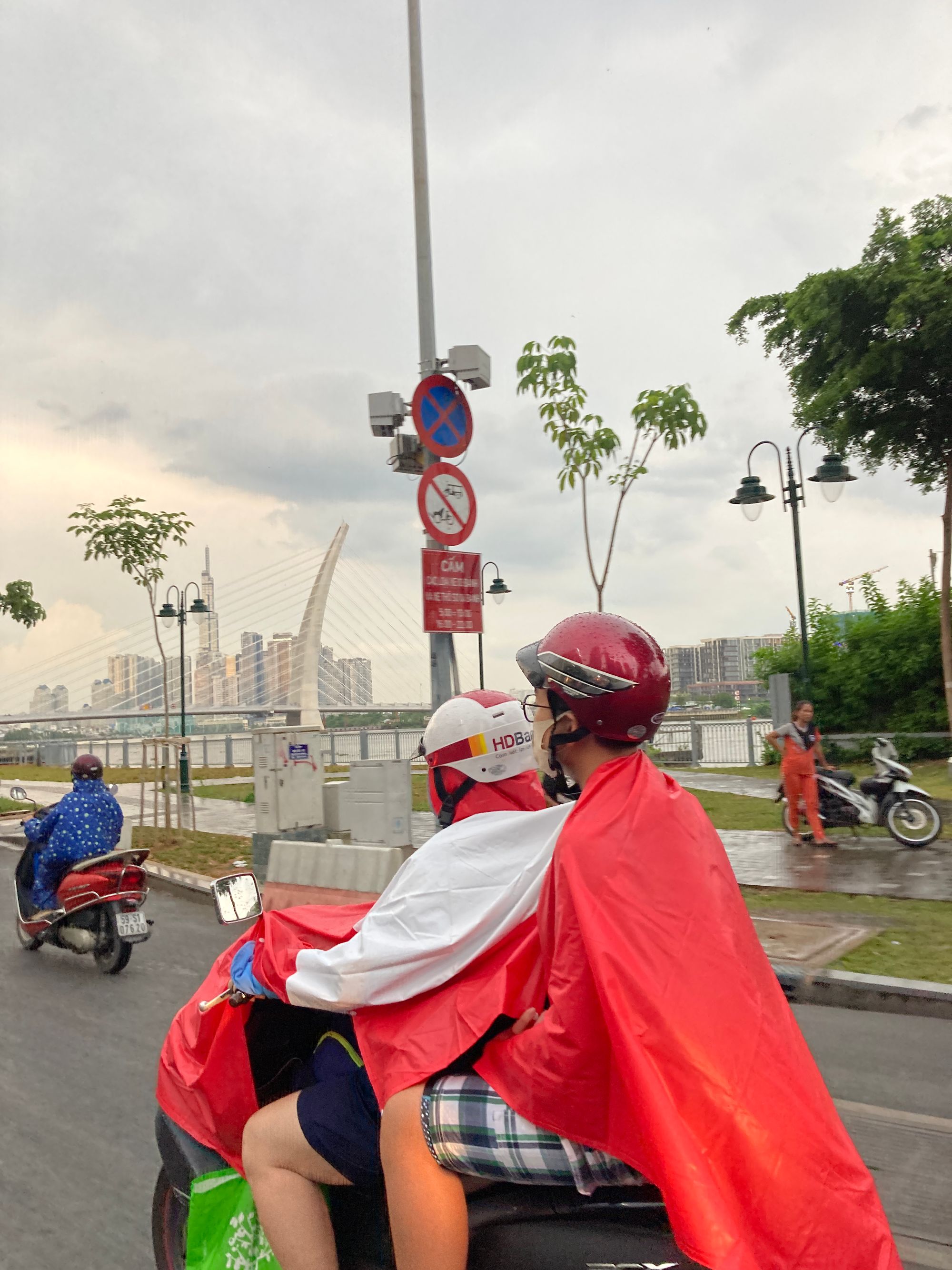 Áo mưa và những chuyện chưa kể