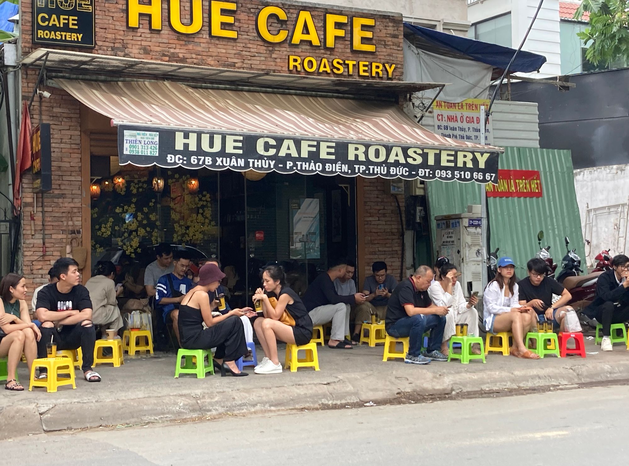 Ghế nhựa sắc màu