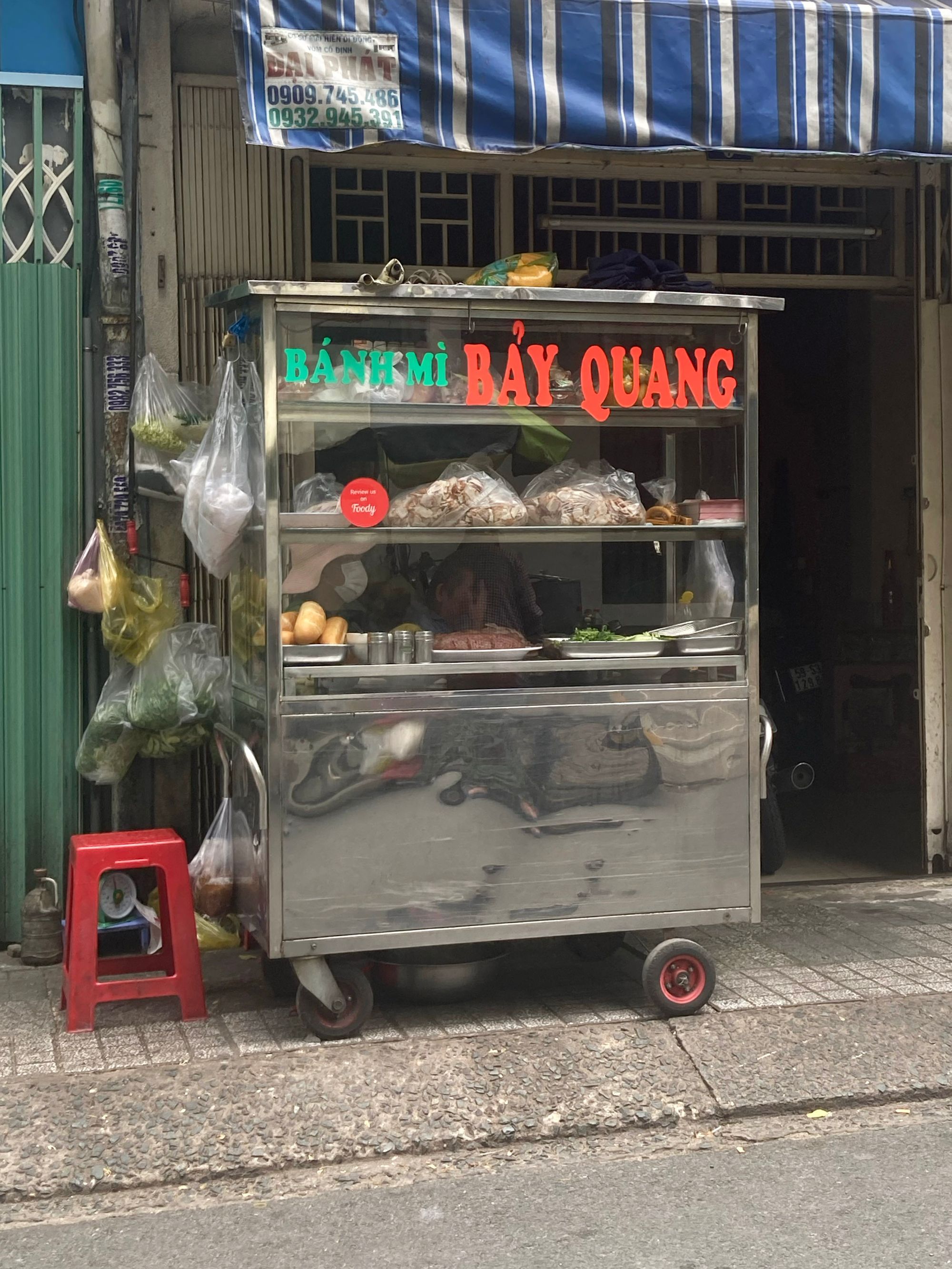 Con đường nhỏ và drama bánh mì thịt