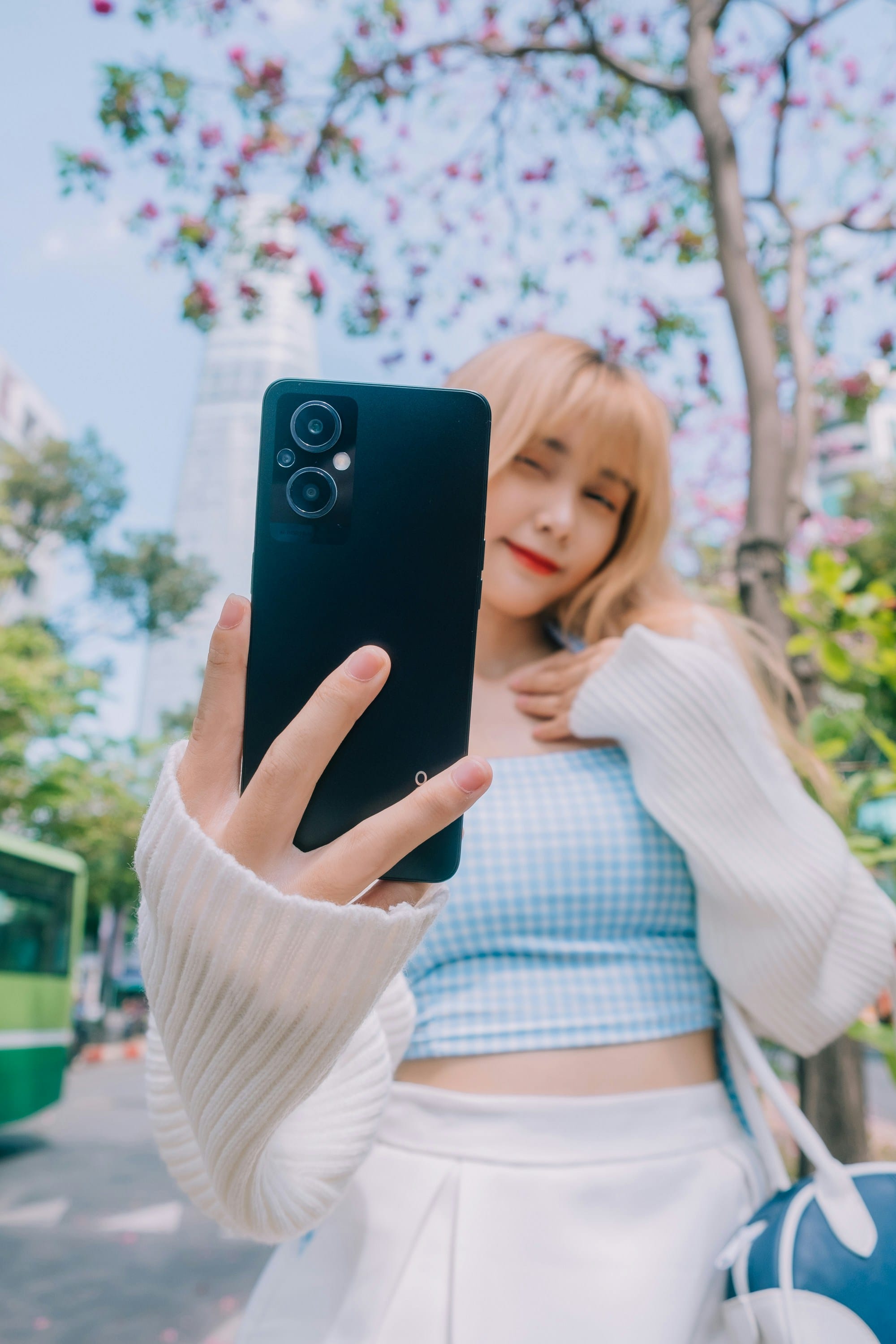 Tại sao có những phụ nữ không làm gì cũng quyến rũ