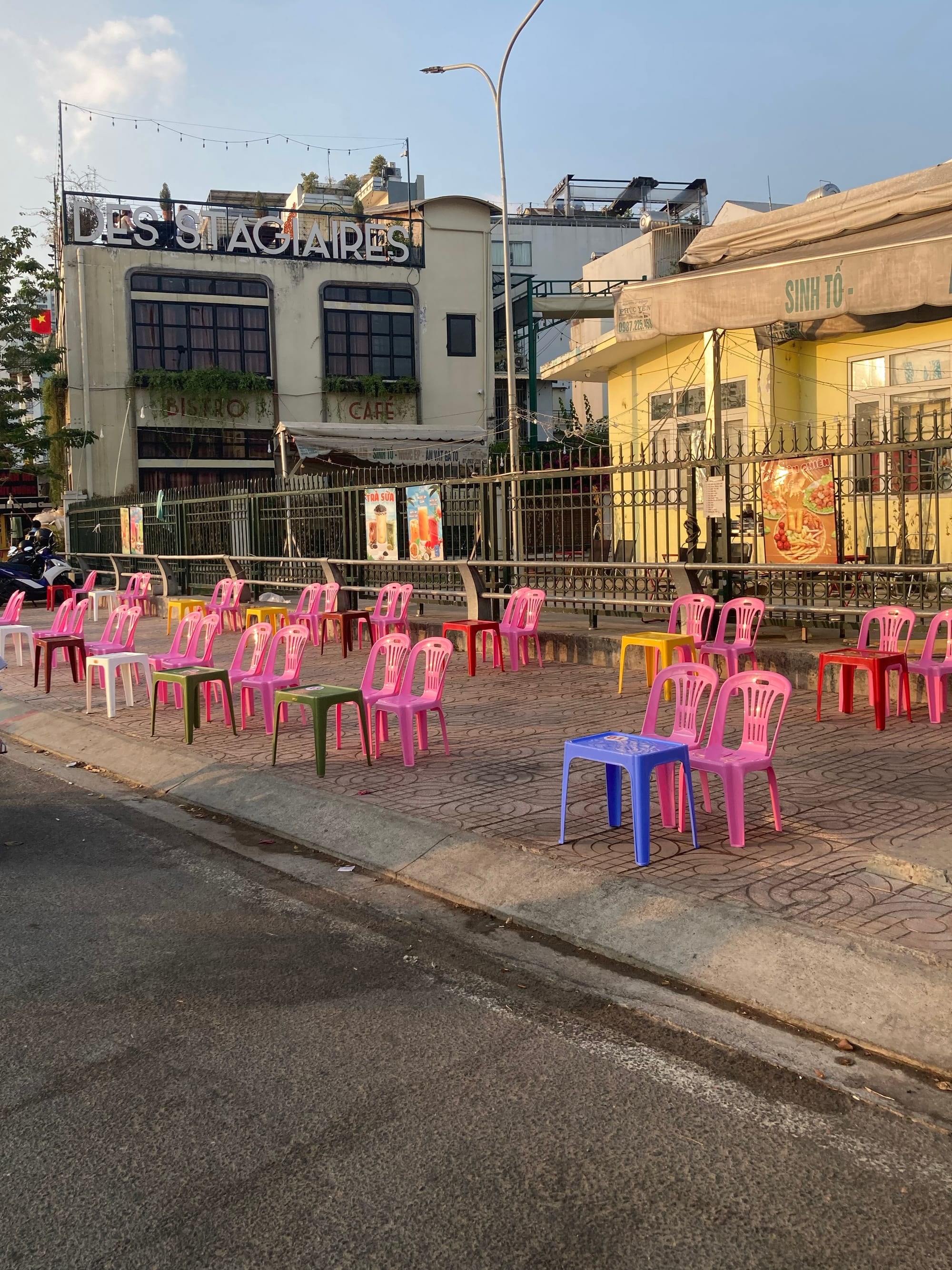 Ghế nhựa sắc màu