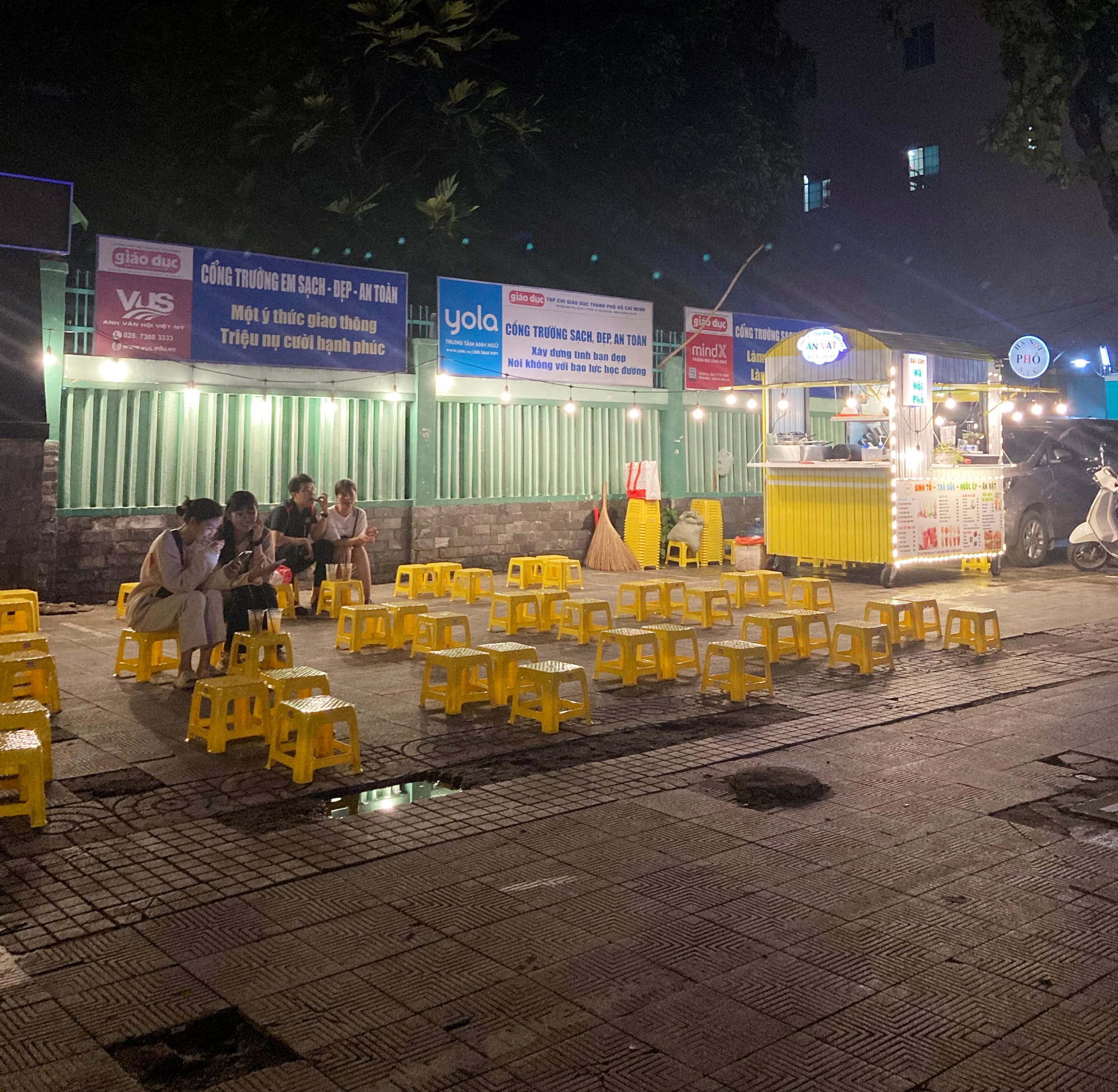 Ghế nhựa sắc màu