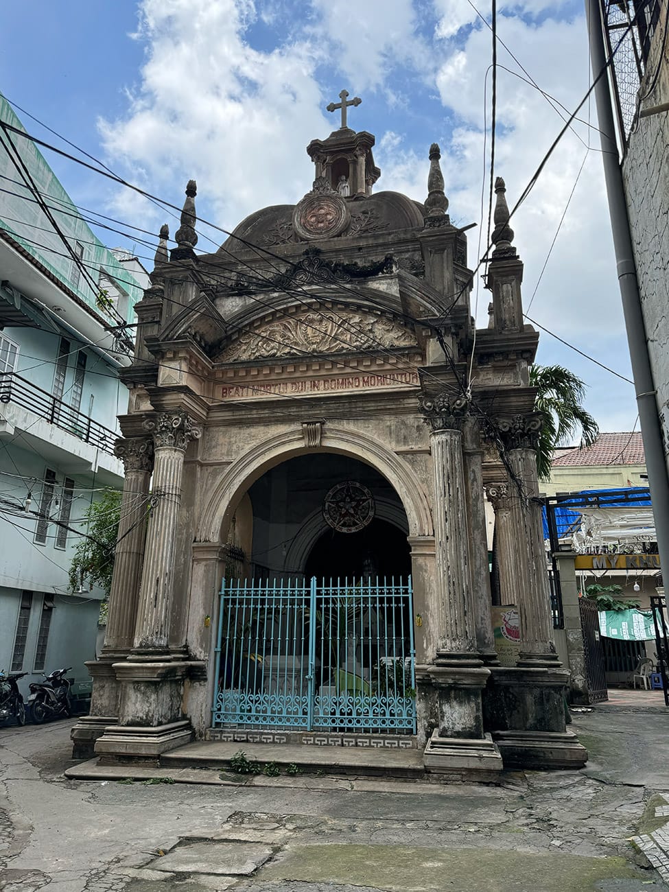 Hai lăng mộ điêu tàn của hai học giả lỗi lạc