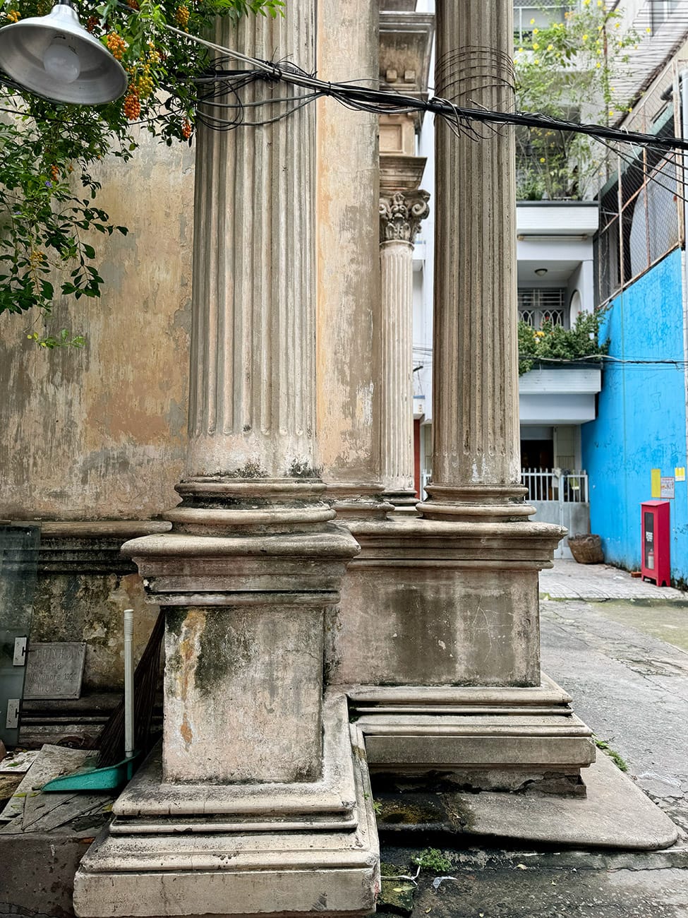 Hai lăng mộ điêu tàn của hai học giả lỗi lạc