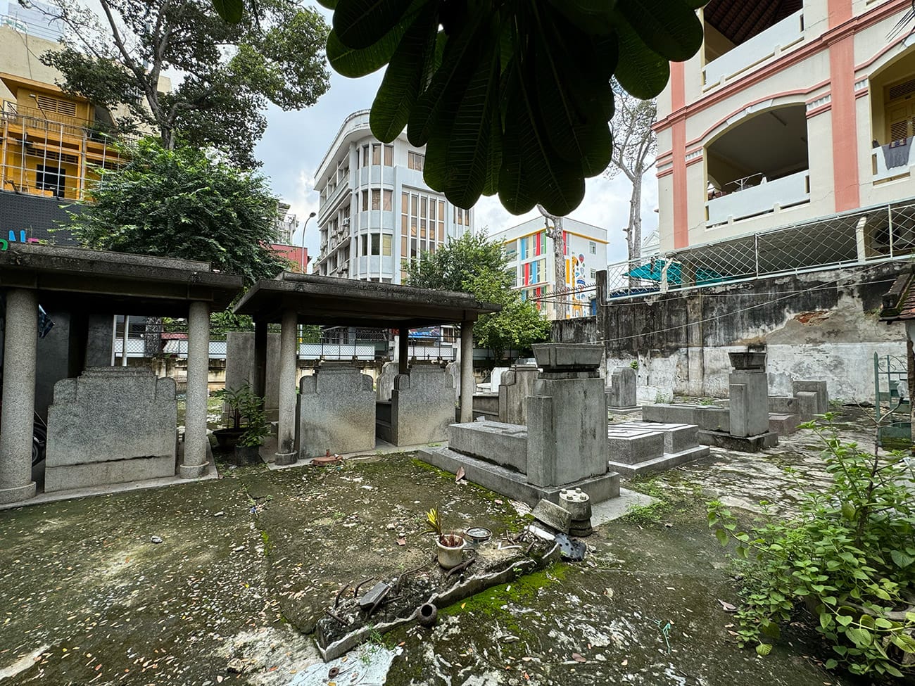 Hai lăng mộ điêu tàn của hai học giả lỗi lạc
