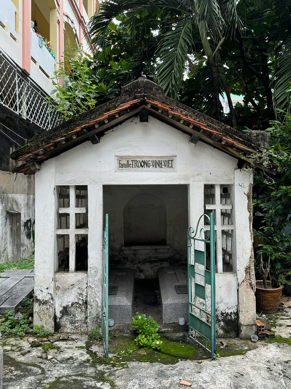 Hai lăng mộ điêu tàn của hai học giả lỗi lạc