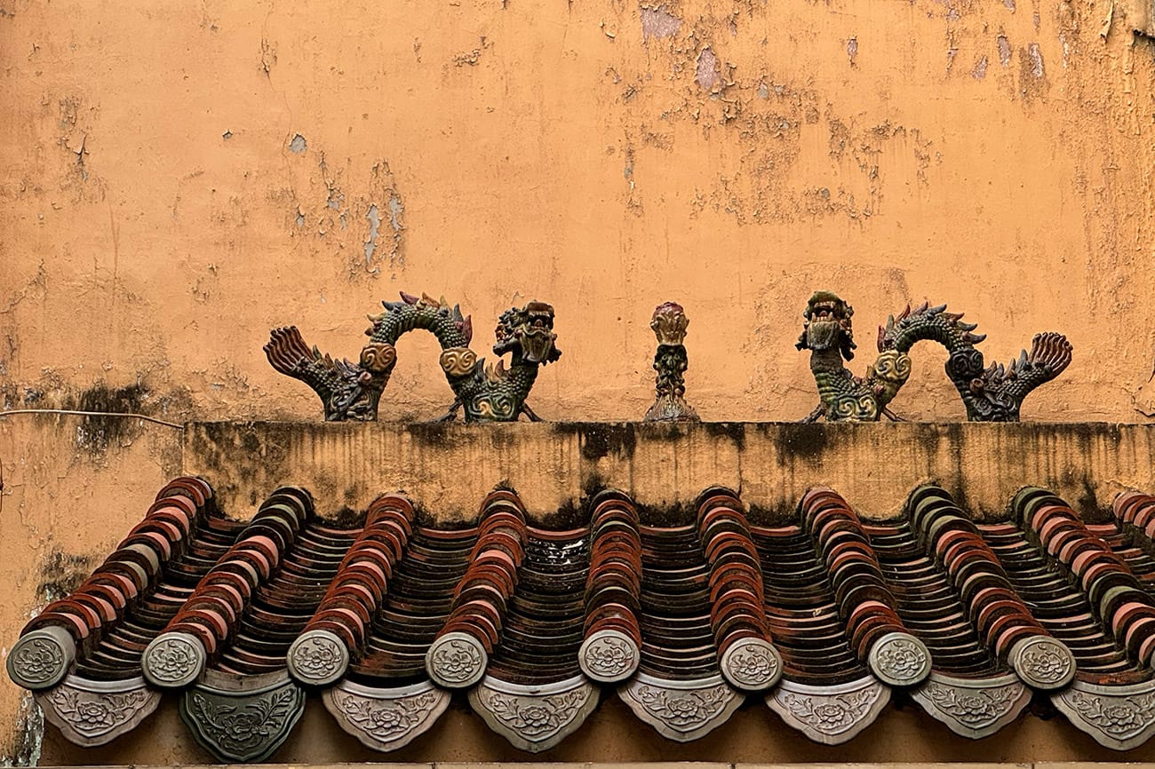 Miếu trong hẻm Sài Gòn