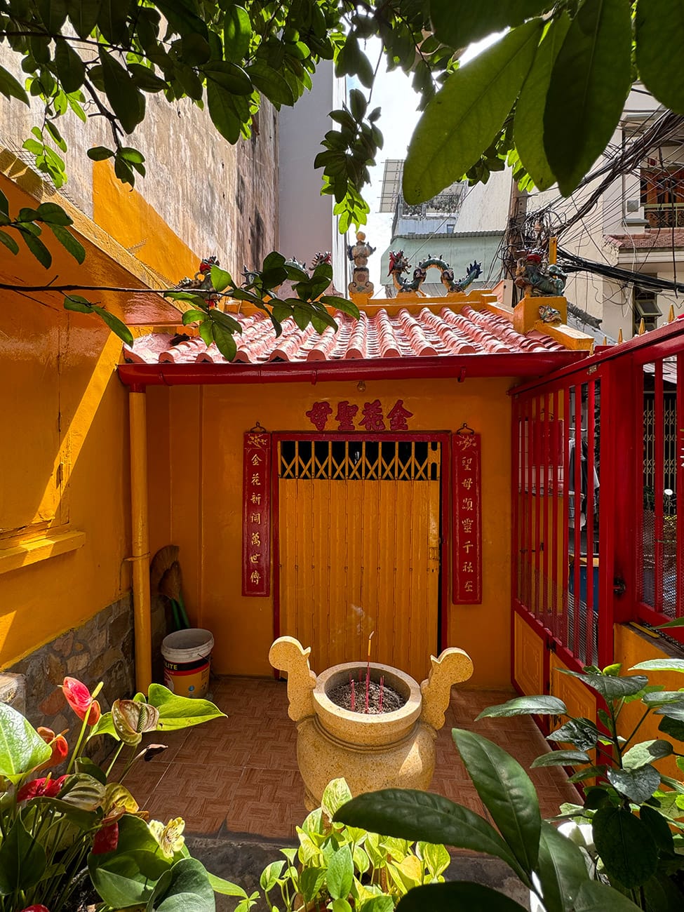 Miếu trong hẻm Sài Gòn