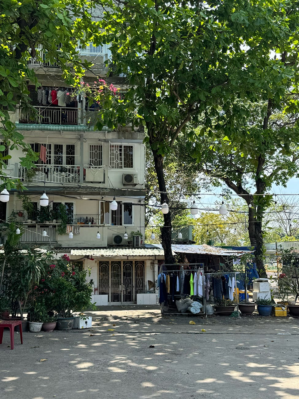 Trôi giữa hai bán đảo phù hoa