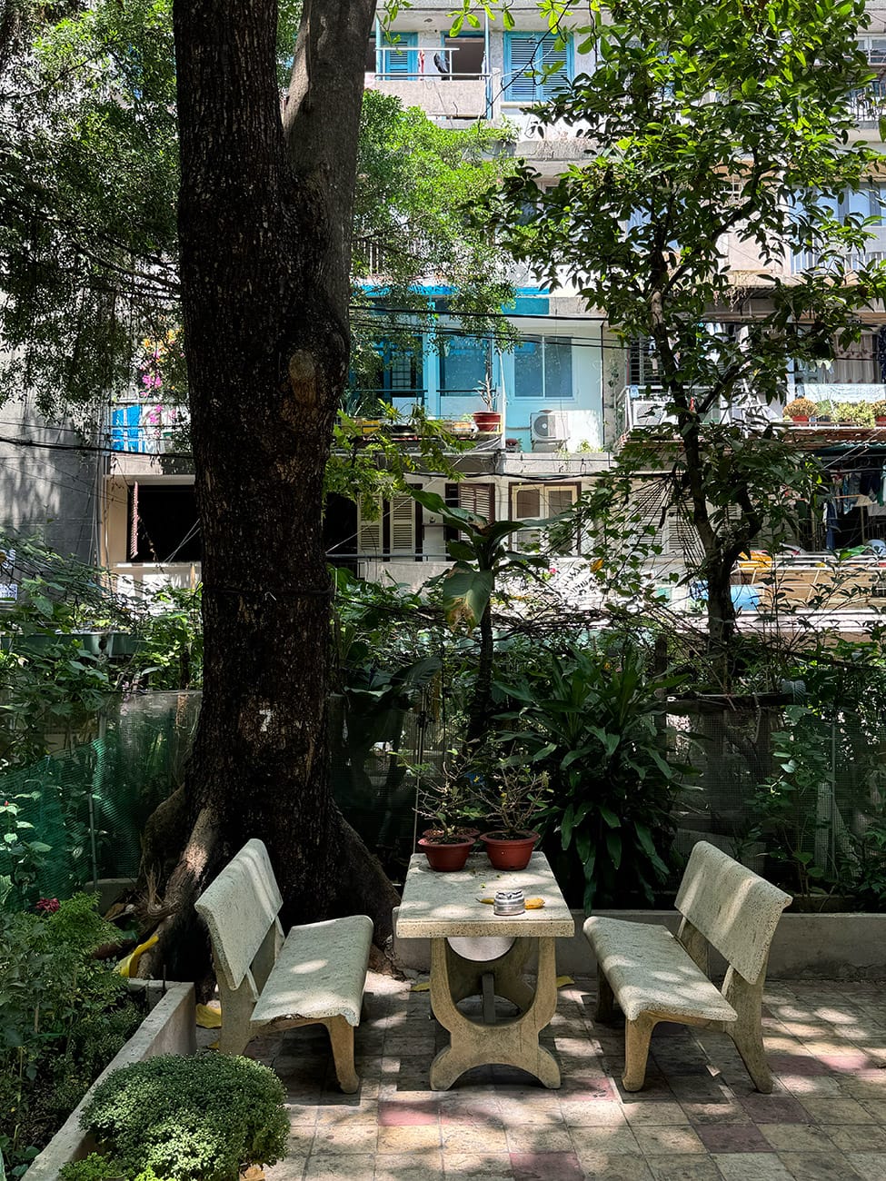 Trôi giữa hai bán đảo phù hoa