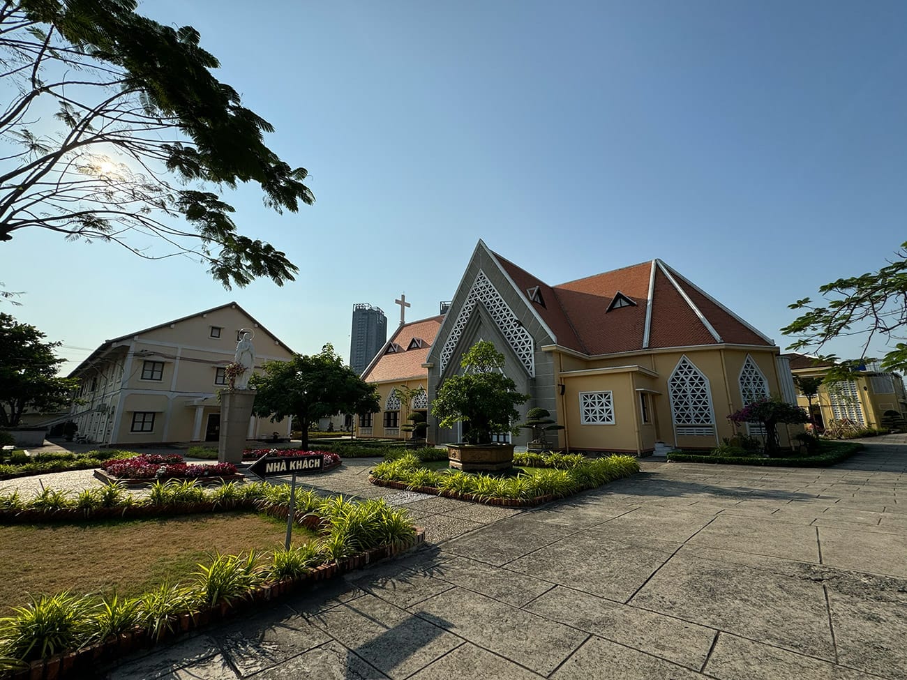 Vẻ đẹp của một dòng tu cô đơn