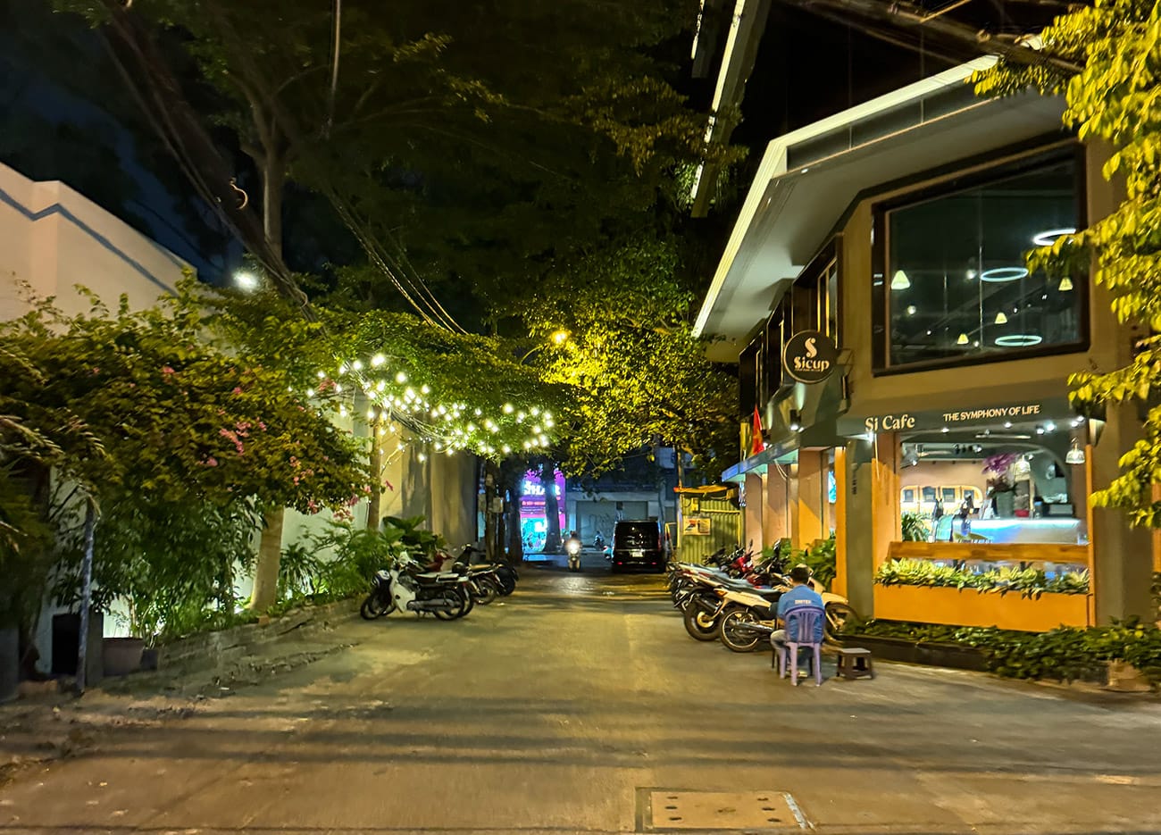 Luôn có gì đó trong một con hẻm bình thường