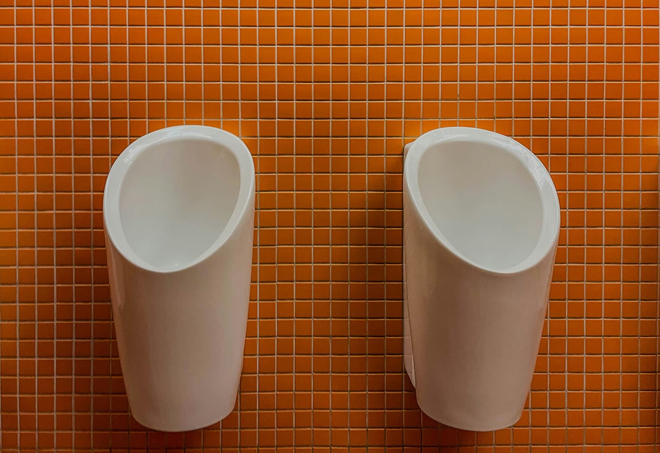 Những nghi thức trong toilet nam