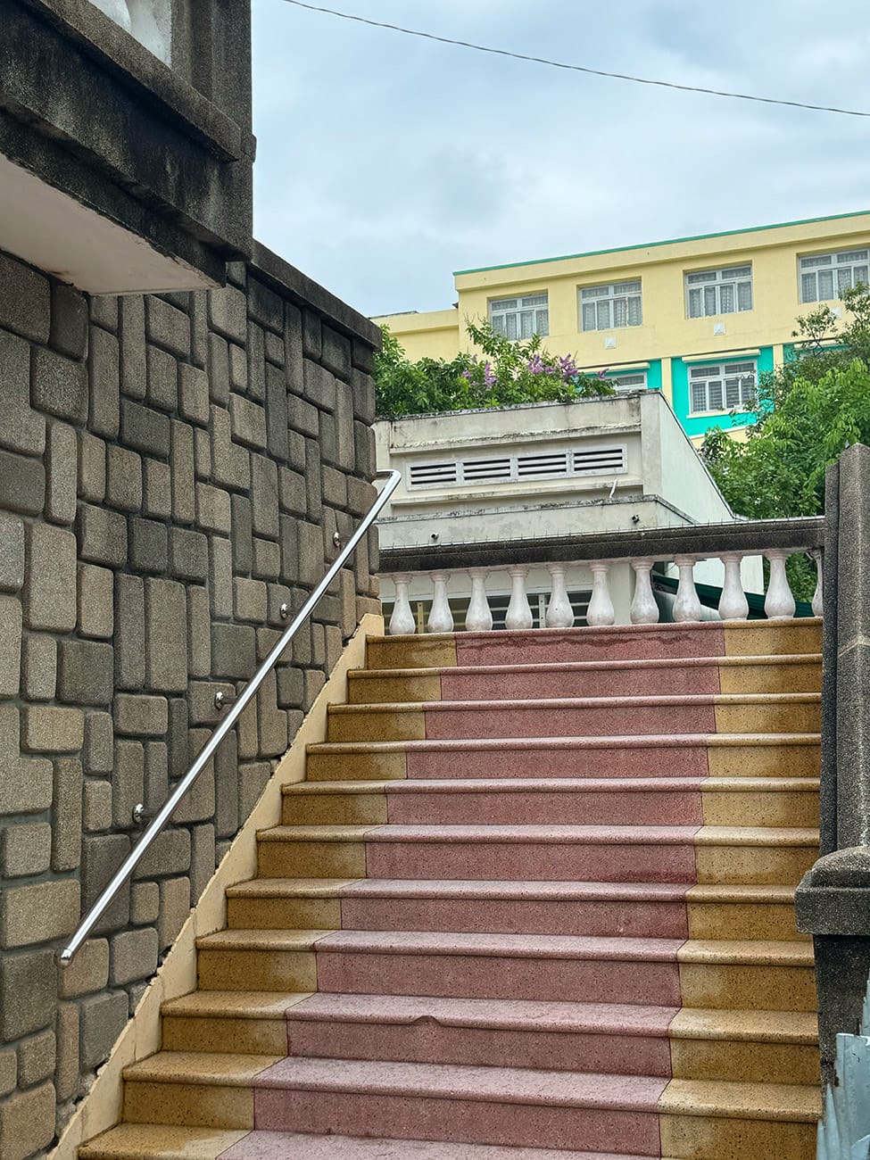 Hẻm nhỏ, bóng mát và một xóm đạo không ai ngờ tới