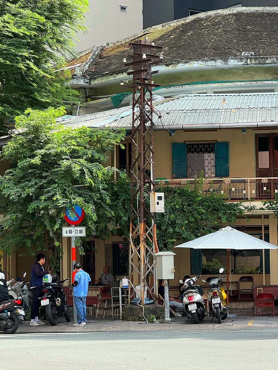 Những cụ già tóc rối trăm tuổi