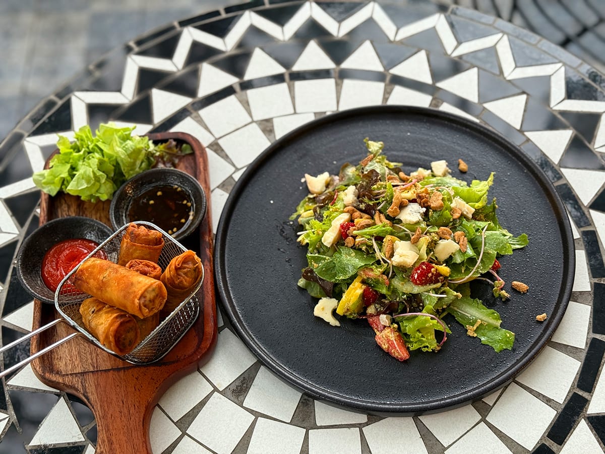 Hẻm nhỏ và hoàng hôn trên mặt nước