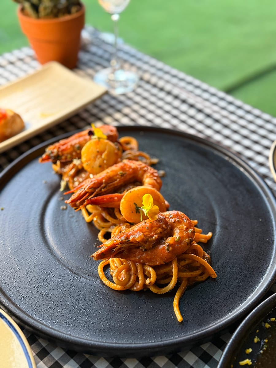 Hẻm nhỏ và hoàng hôn trên mặt nước