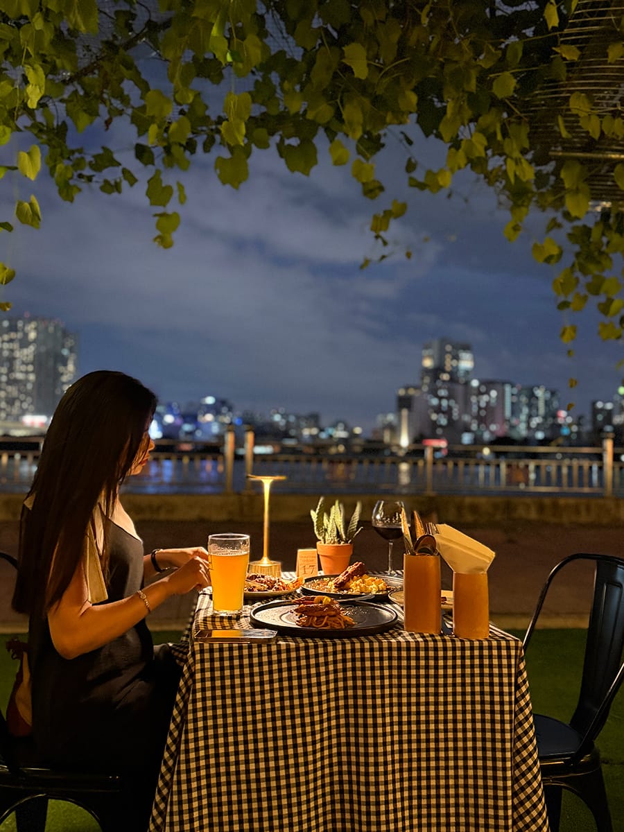 Hẻm nhỏ và hoàng hôn trên mặt nước