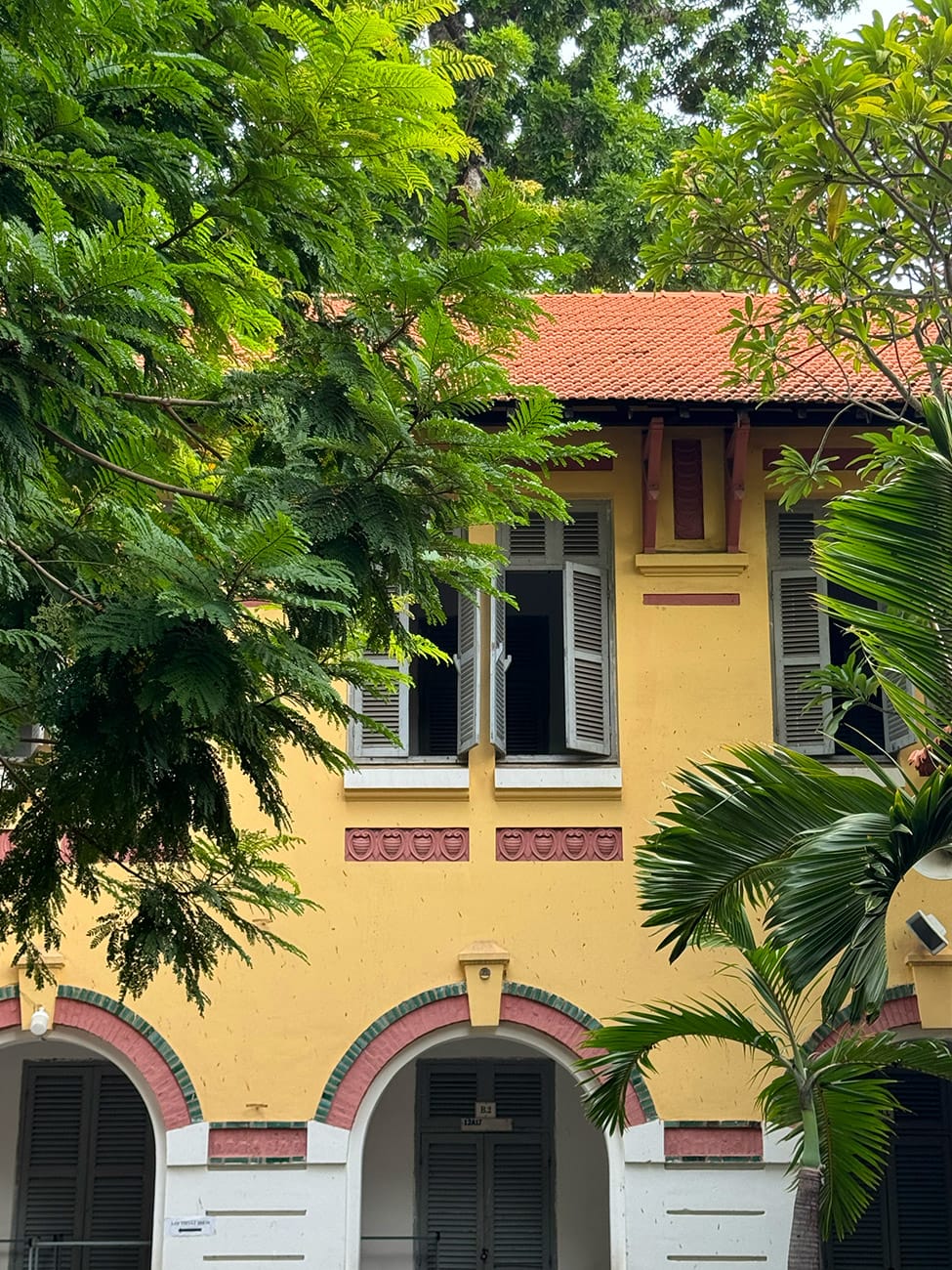 Ngôi trường trăm năm và những đổi thay từ con chữ