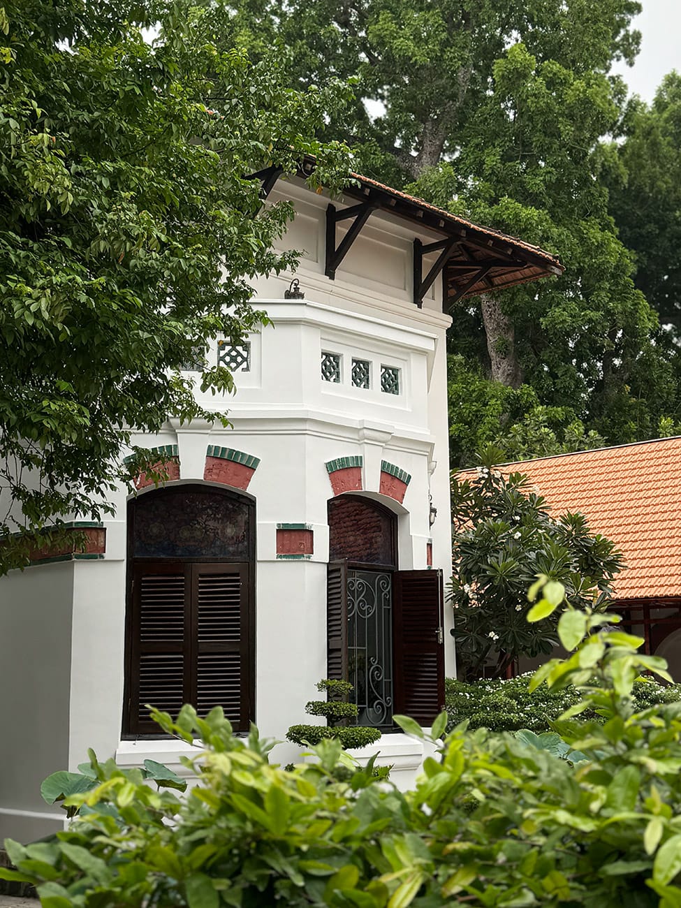 Ngôi trường trăm năm và những đổi thay từ con chữ