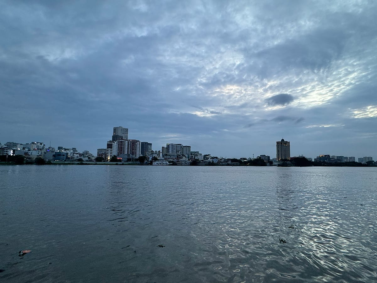 Hẻm nhỏ và hoàng hôn trên mặt nước