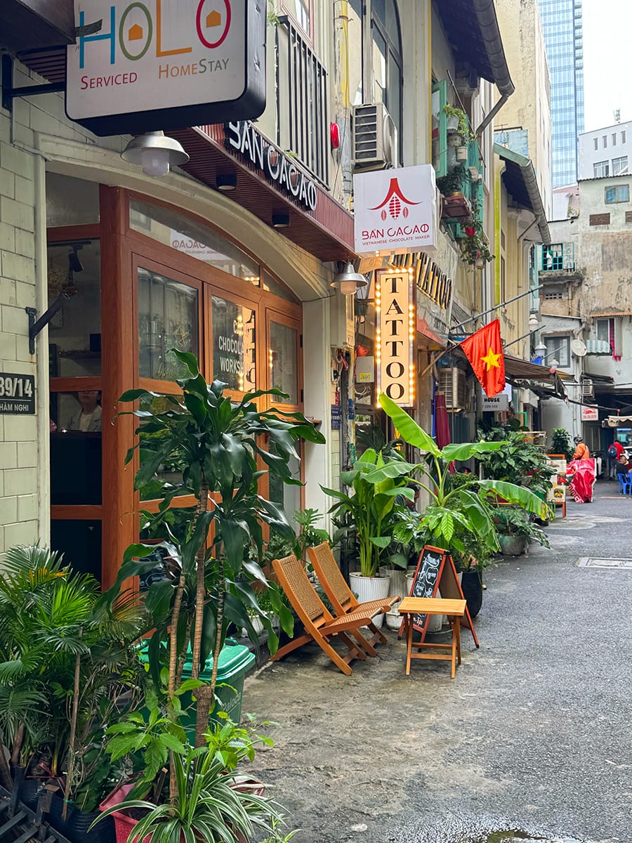 Ghé vào hang nhỏ ở trung tâm