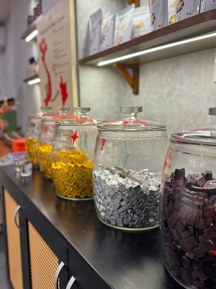 Ghé vào hang nhỏ ở trung tâm