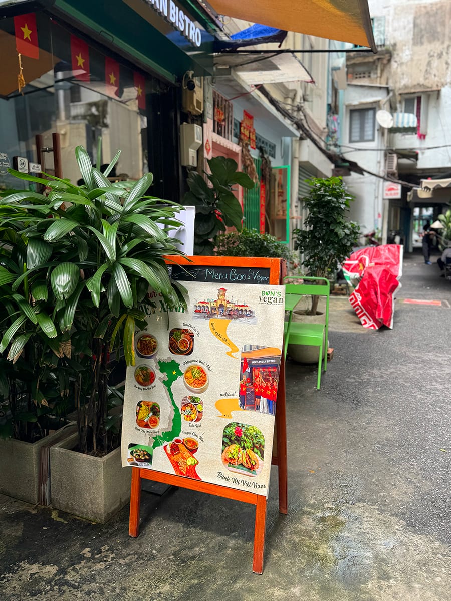 Ghé vào hang nhỏ ở trung tâm