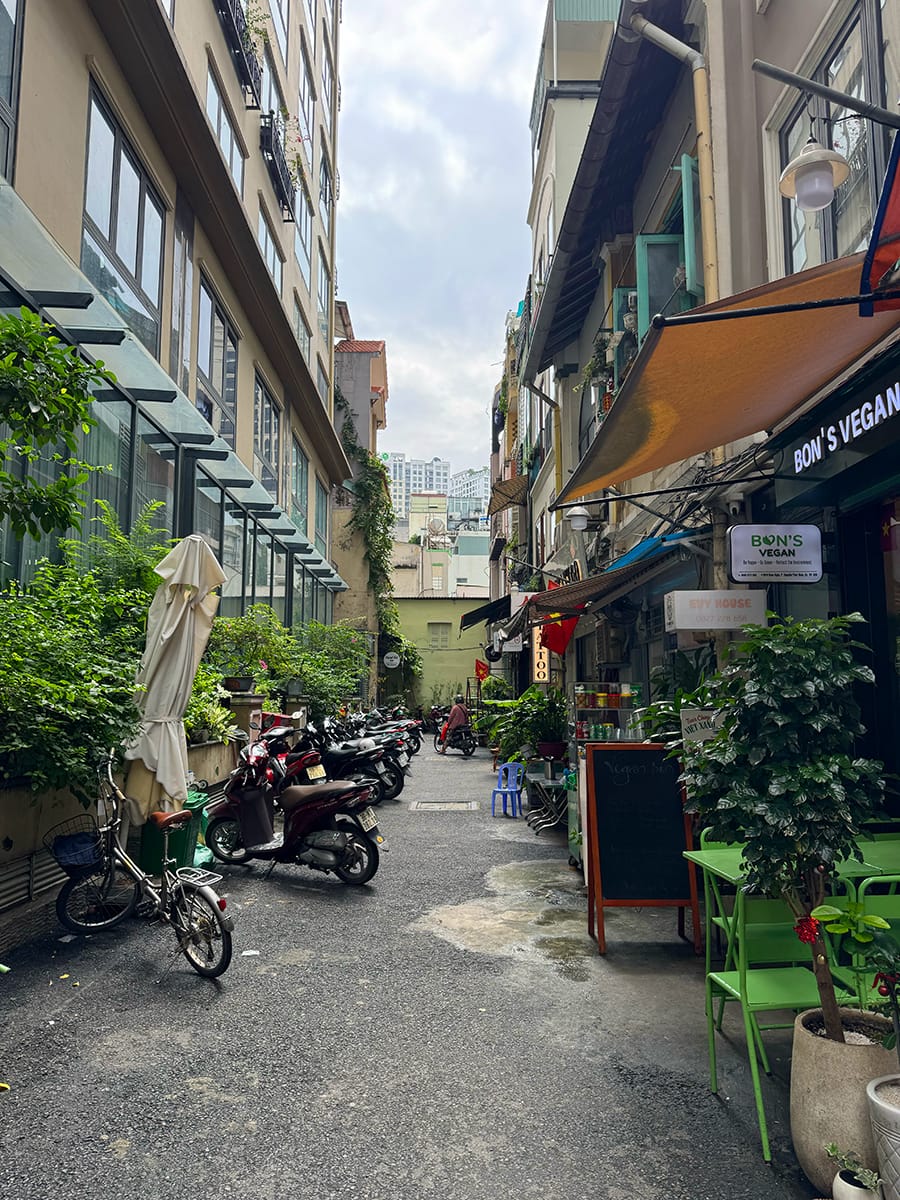 Ghé vào hang nhỏ ở trung tâm