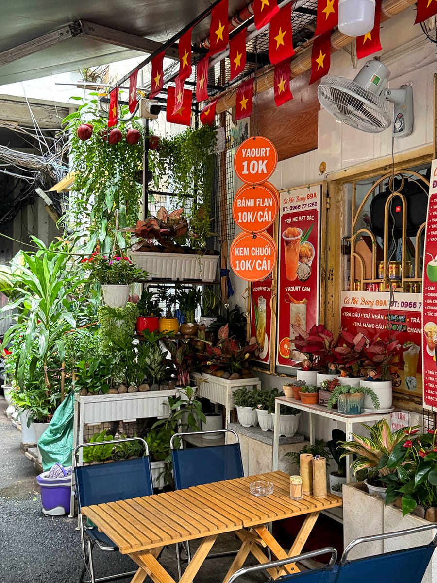 Ghé vào hang nhỏ ở trung tâm