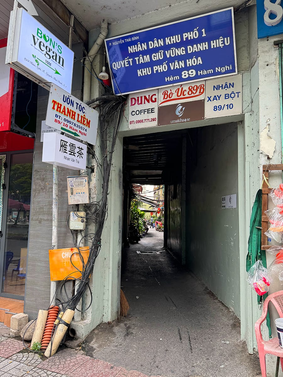 Ghé vào hang nhỏ ở trung tâm