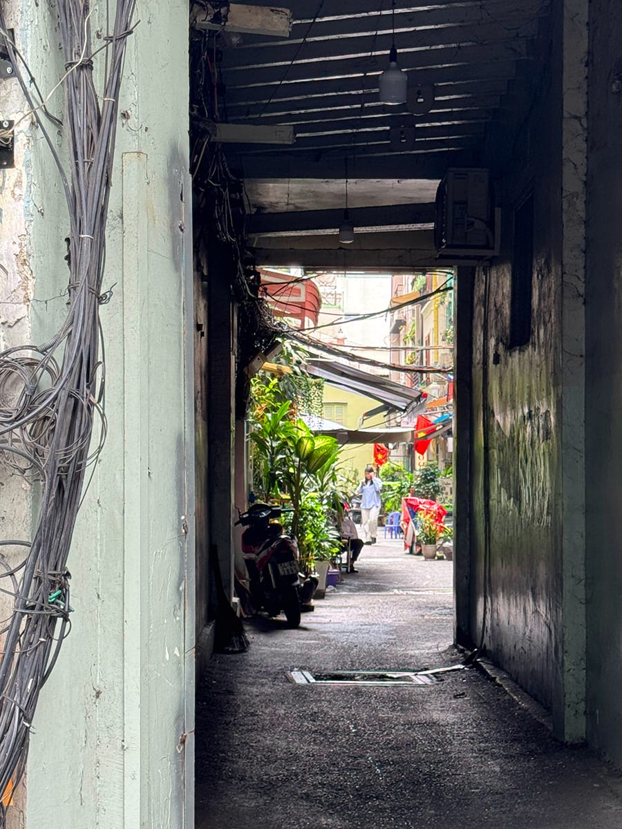 Ghé vào hang nhỏ ở trung tâm