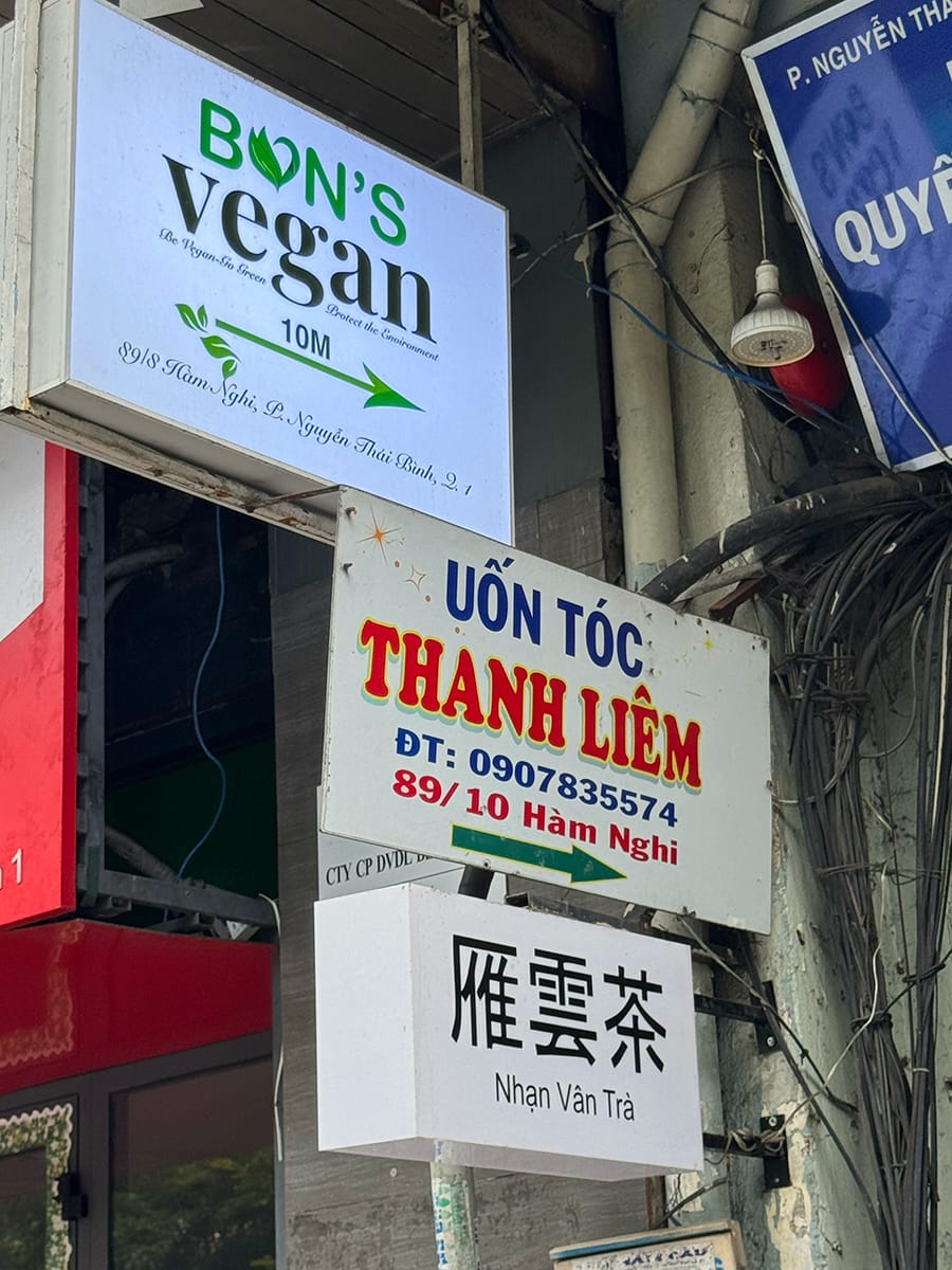 Ghé vào hang nhỏ ở trung tâm