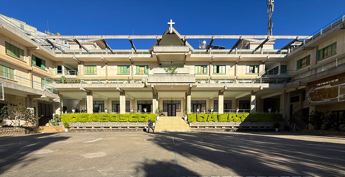 Học viện kỳ ảo trên cao nguyên