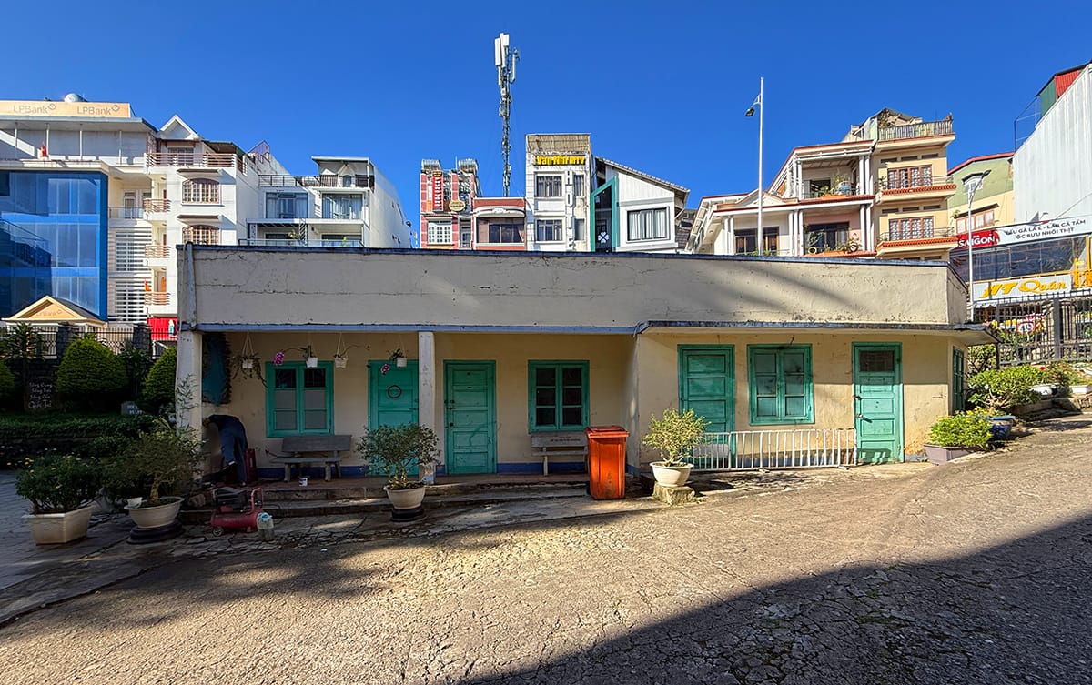 Học viện kỳ ảo trên cao nguyên