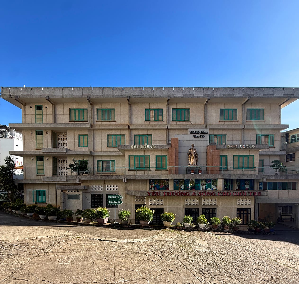 Học viện kỳ ảo trên cao nguyên