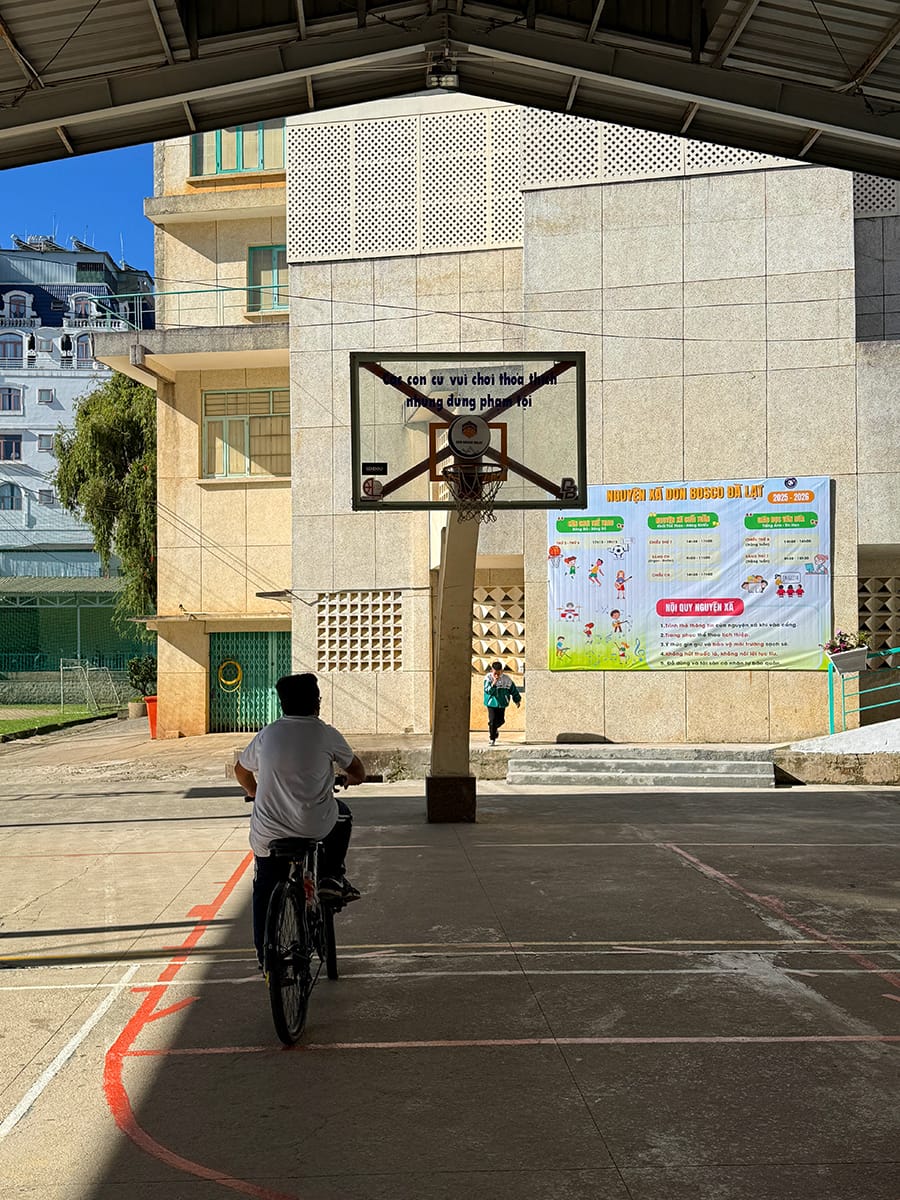 Học viện kỳ ảo trên cao nguyên